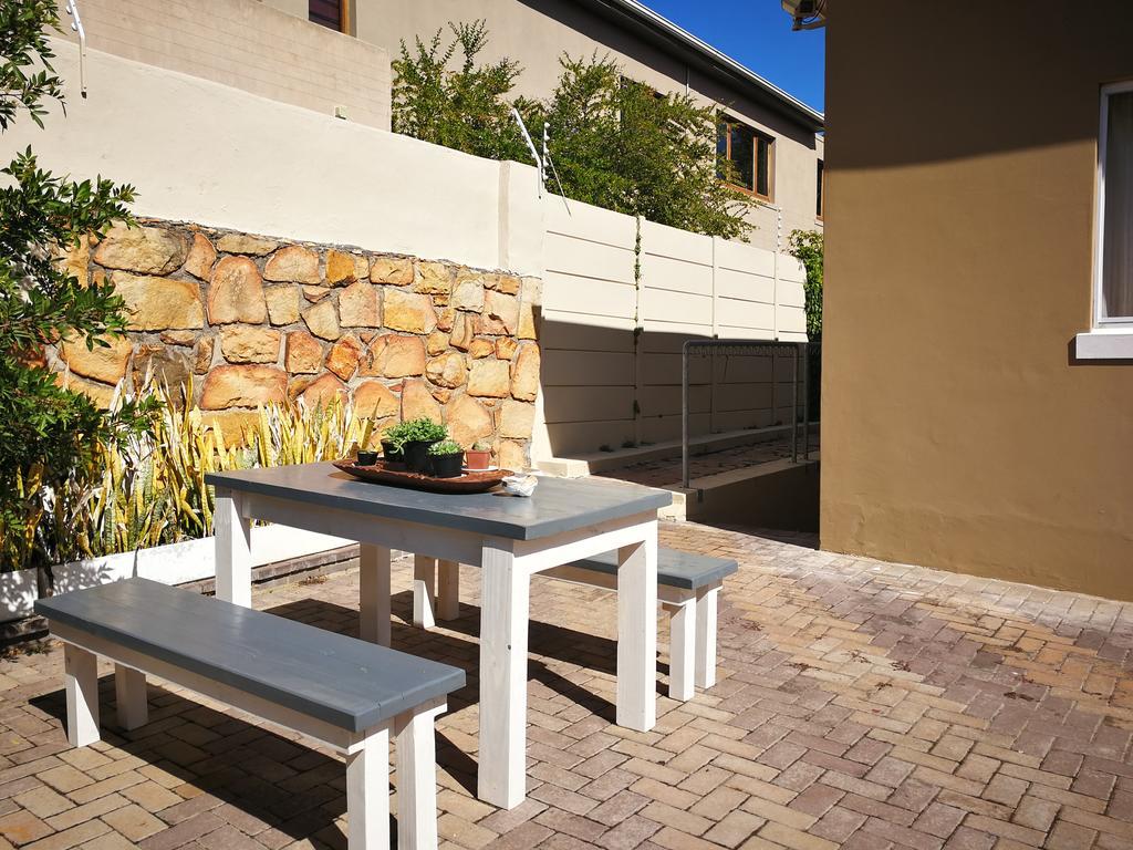 12 GREENPOINT GUESTHOUSE CAPE TOWN